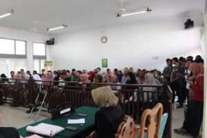 Pendukung Saiful Mahdi berjubel daam sidang (Dokumentasi : LBH Banda Aceh)