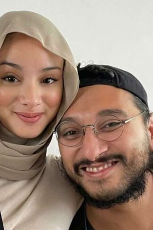 Ghina Alwi (kiri) bersama suaminya, Alwi Sami.
